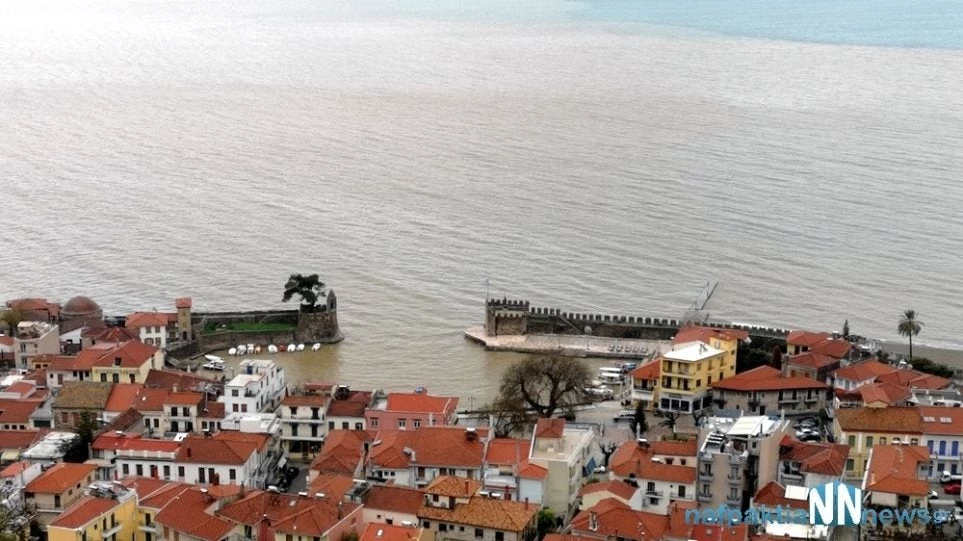 Κοκκίνισε η θάλασσα στο λιμάνι της Ναυπάκτου (βίντεο)